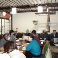 奈良句会作句中