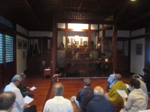 日本人墓地のお堂で般若心経