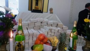 祭壇の没句の山