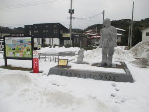 なぜ日本海をバックにしなかった？
