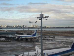 羽田　スカイツリーが飛行機を突きさす