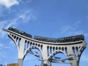 モニュメント　先