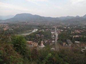 プーシーの丘と街並み