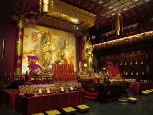 チャイナの傍のキラキラ寺