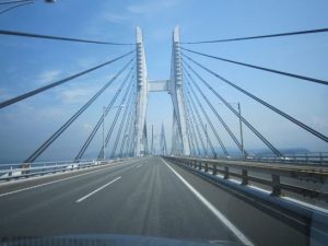 27日朝の瀬戸大橋　時速128キロ
