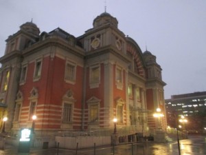 雨の中之島公会堂