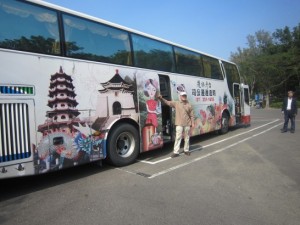 中央にドアがあるバス