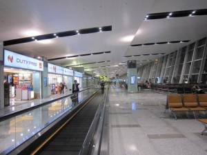 ハノイ空港出国ロビー　日本の援助？