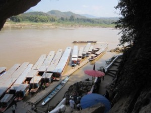 洞窟からメコンの船着き場を観る