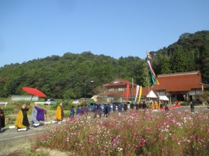 お寺に辿りついた行列