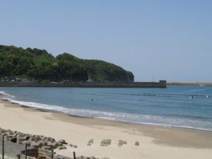 波待ちサーファー